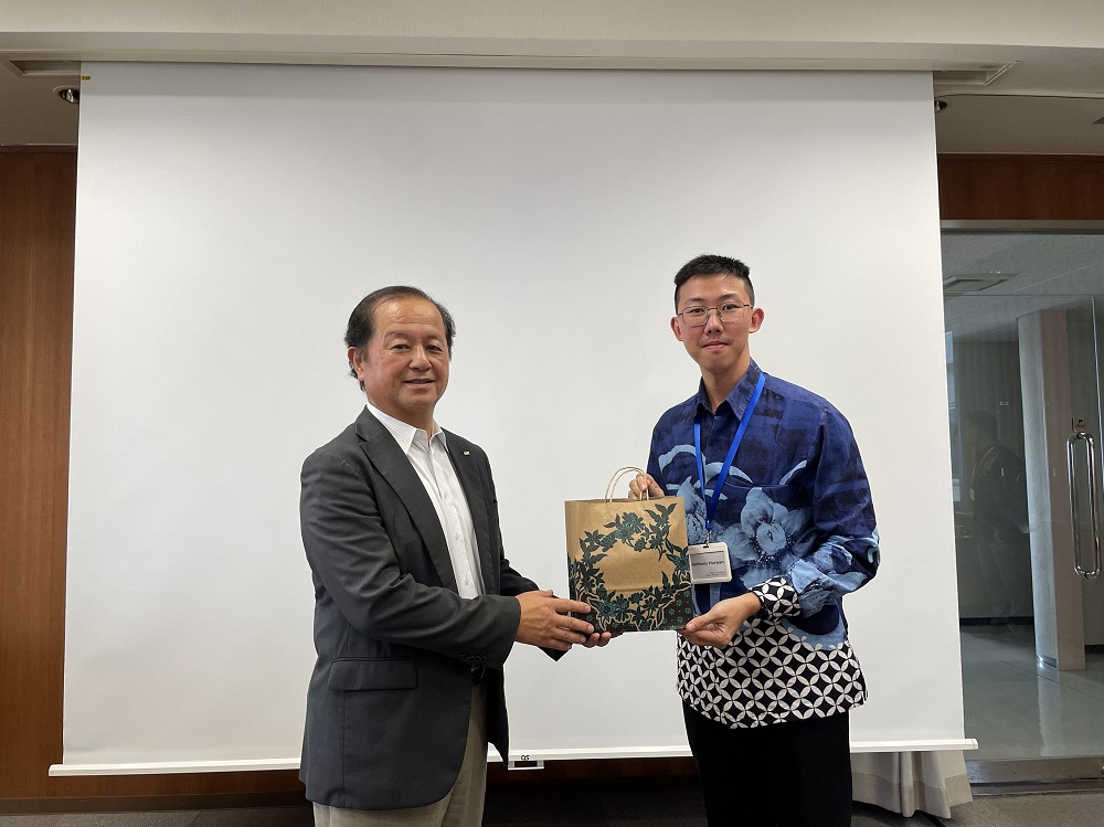 来訪団と本学の記念品の交換が行われた。